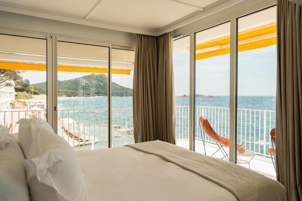 Room at Hôtel Les Roches Rouges looking out to the sea